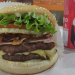 Maanaimburger Comida
