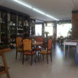 La Bella Café Emporium Dentro