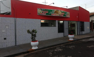 Big Calzone E Pizza outside