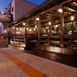 Zenon Pizzaria Exterior