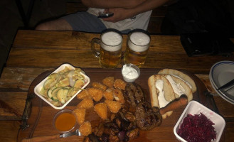 Emília Rotisseria food