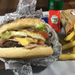 Maanaimburger Comida