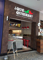 Qué Quieres? outside