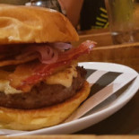Between Buns Comida