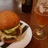 Between Buns Comida