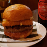 Between Buns Comida