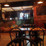 Yellow Submarine Pub Dentro
