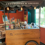 Kostbar Chocolates E Amigos À l'intérieur