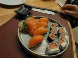 Sushi ‘n Roll food