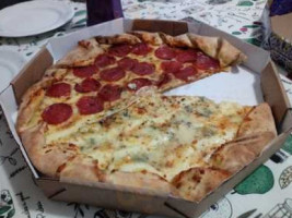 Lucky's Pizza food