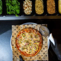 Folkz Pizzas Saladas inside
