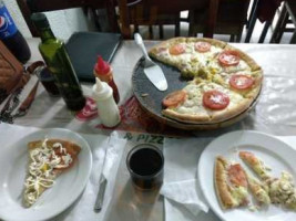 Giovani's Pizzaria food