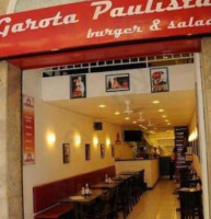 Garota Paulista Burger Salad inside