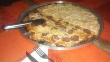 A Dona Pizza food