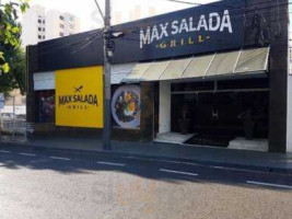 Max Salada Grill outside