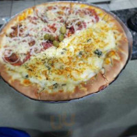Dellamary Pizzaria food