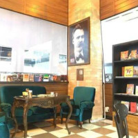 Moscoffee Café E Livraria inside