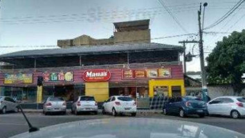 Mauaa's Hot Burgers outside