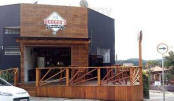 Dodger's Burger outside