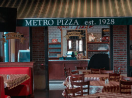 Pizza D'metro inside