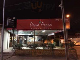 Dona Pizza outside