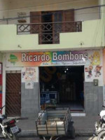 Ricardo Bombons outside