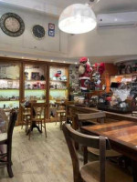 Mona Lanches E Cafe inside