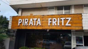 Pirata Fritz outside