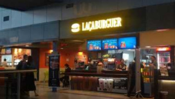 Laça Burger inside