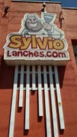 Sylvio Lanches inside