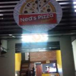 Ned's Pizza Delivery Dentro