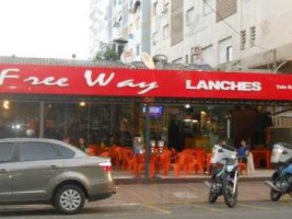 Free Way Lanches outside