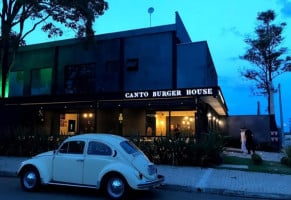 Canto Burger House outside