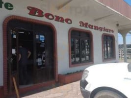 Bono Mangiare outside