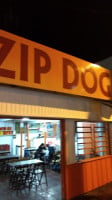 Zip Dog Lanches inside