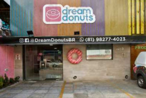 Dream Donuts outside
