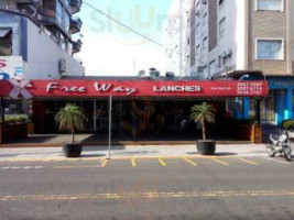 Free Way Lanches outside