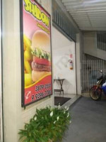 Lanches Bandeira outside