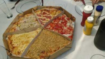 Ade Pizzas food