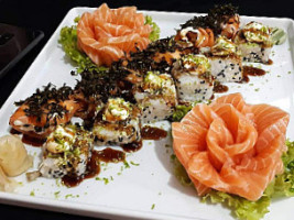 Lari's Sushi Lounge food