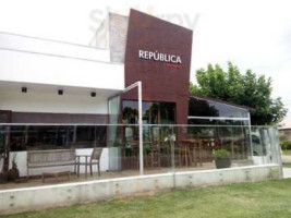 República Brewpub outside