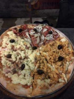 Pizza D'ouro food