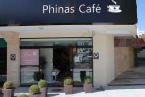 Phinas Café outside