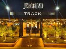 Jeronimo Track Rondon outside