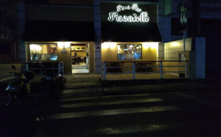 Pirandello Pizza outside