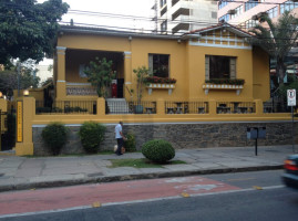 Eddie Fine Burgers Casa Amarela outside