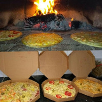 Pizzaria La Famillia food