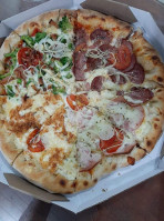 Divina Pizza food