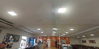 Mannos E Pizzaria inside